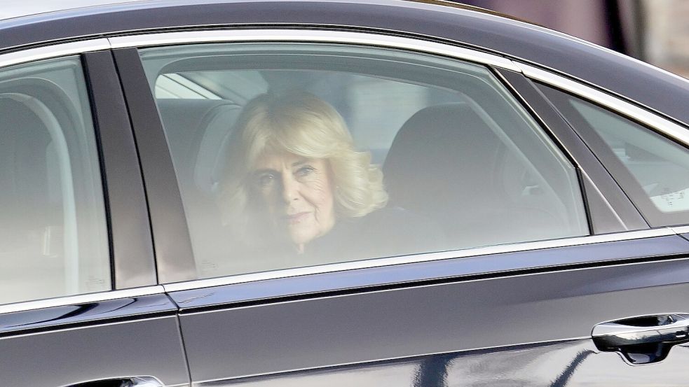 Queen Camilla verzichtete wegen der Folgen einer Infektion auf den Empfang im Freien. Foto: Alberto Pezzali/AP/dpa