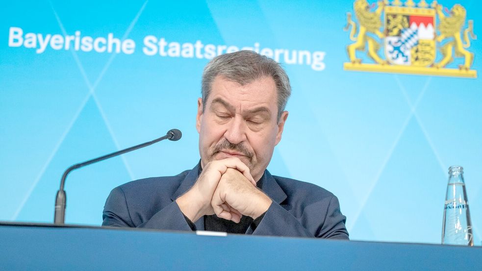 Markus Söder (CSU) stellte sich bei seinem Unternehmensbesuch bei McDonald’s an die Fritteuse ‒ und erntete im Internet viel Häme. (Archivbild) Foto: Peter Kneffel/dpa