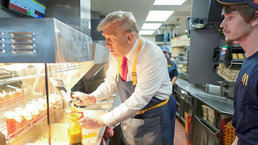 Ex-US-Präsident Donald Trump ließ sich im Präsidentschaftswahlkampf ebenfalls an einer McDonald’s-Fritteuse ablichten. (Archivbild) Foto: Doug Mills/The New York Times Pool via AP/dpa