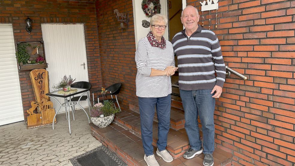 Christel und Walter Freund wohnen im Zentrum von Greetsiel. Foto: Weiden