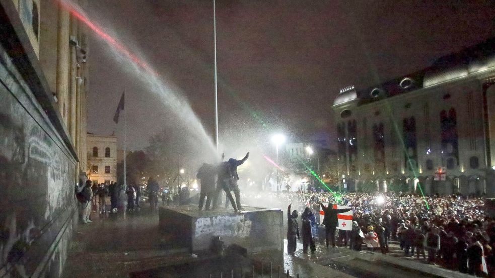 Bei den Protesten kommt es immer wieder zu gewaltsamen Zusammenstößen zwischen Demonstranten und Polizei. Foto: Zurab Tsertsvadze/AP/dpa