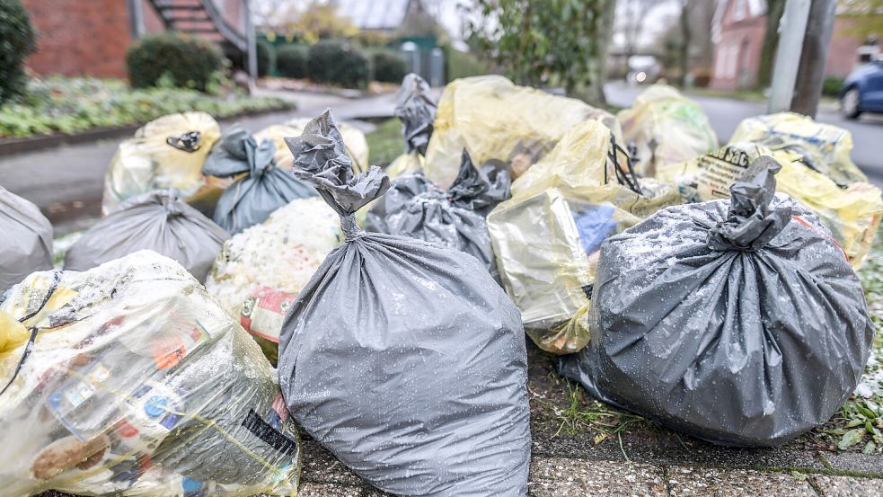 Für die schwarzen Restabfallsäcke muss man voraussichtlich ab Januar mehr bezahlen. Die gelben Säcke sind kostenlos. Foto: Ortgies/Archiv