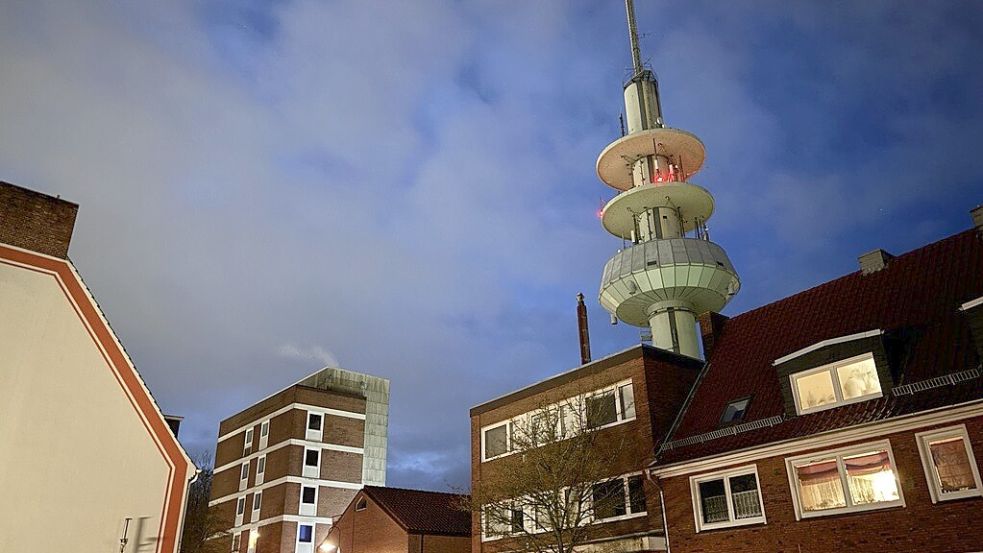 Der Blick von der Feuerwehr-Wache an der Brückstraße auf den Fernsehturm. Von dort hallt eine „Feuer im Treppenhaus“-Durchsage durch die Straßen. Foto: Hanssen