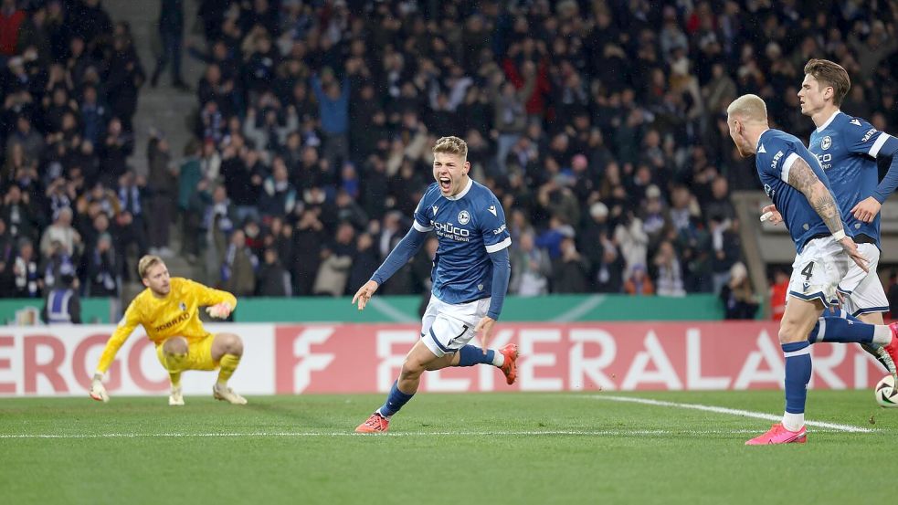 Julian Kania dreht nach dem Treffer zum 2:0 für Bielefeld jubelnd ab. Foto: Friso Gentsch/dpa