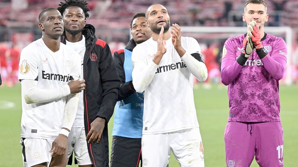 Jonathan Tah (2.v.r) sieht Selbstvertrauen als wichtige Komponente bei den sich häufenden Erfolgen gegen den FC Bayern. Foto: Sven Hoppe/dpa