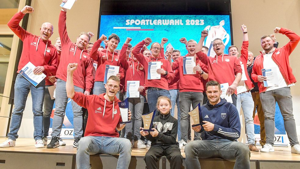 Im letzten Jahr jubelten Tischtennisspielerin Kristin Tuve, Kickers-Spieler Tido Steffens und der TSV Lammertsfehn über die begehrte Trophäe. Archivfoto: Ortgies