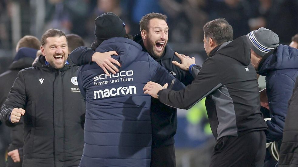 Der Plan ist aufgegangen: Trainer Mitch Kniat und die Arminia - das passt. Foto: Friso Gentsch/dpa