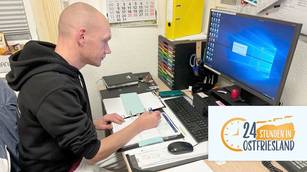 Zeit verbringt Altenpfleger Dominik Schneider während seiner Nachtschicht auch im Dienstzimmer am Schreibtisch. Viele Tätigkeiten müssen dokumentiert werden - auf Formblättern und im Computer. Foto: Ammermann