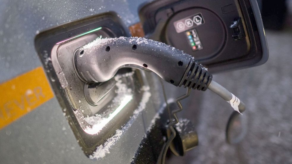 Um mehr als ein Fünftel ist der Absatz bei Elektroautos im November zurückgegangen. (Archivbild) Foto: Julian Stratenschulte/dpa/dpa-tmn