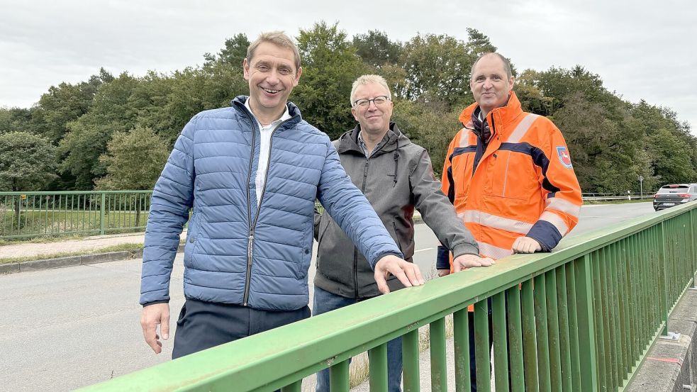 Bürgermeister Heinz Trauernicht (von links), Bauamtsleiter Hinrich Becker und Frank Buchholz, Leiter der Niedersächsischen Landesbehörde für Straßenbau und Verkehr, haben im September die Raiffeisenbrücke in Uplengen besichtigt. Foto: Heinig/Archiv