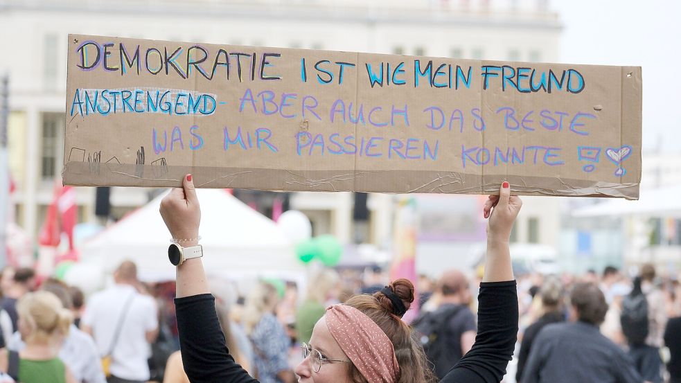 Die Mehrheit der Menschen unterstützt die Werte der repräsentativen Demokratie, doch das Vertraue in Politiker und Parteien schwindet. Foto: dpa/Sebastian Willnow