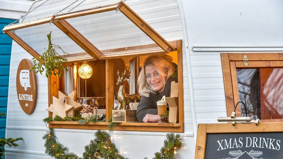 Der Eigenbau von Insa Freimuth ist auf jedem Event ein Hingucker. Derzeit steht die mobile Bar auf dem Weihnachtsmarkt am Dornumer Wasserschloss. Foto: Ortgies