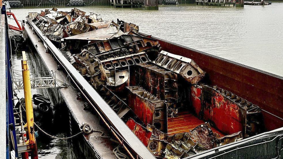 Der Rumpf der „Verity“ liegt in Teile geschnitten in einem Leichter zum Abtransport. Foto: WSV/brand MARINE CONSULTANTS GmbH.