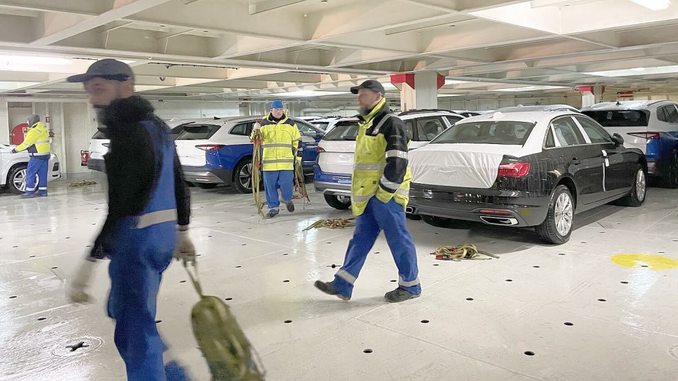 Hier ist noch Manpower gefragt: Jedes Auto muss auf dem Schiff festgezurrt, also gelascht werden. Foto: Schuurman