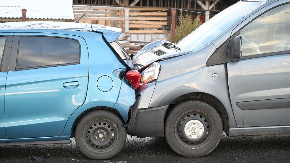 Hat beim Autounfall wirklich immer Schuld, wer auffährt? Foto: IMAGO/Philipp Grohmann