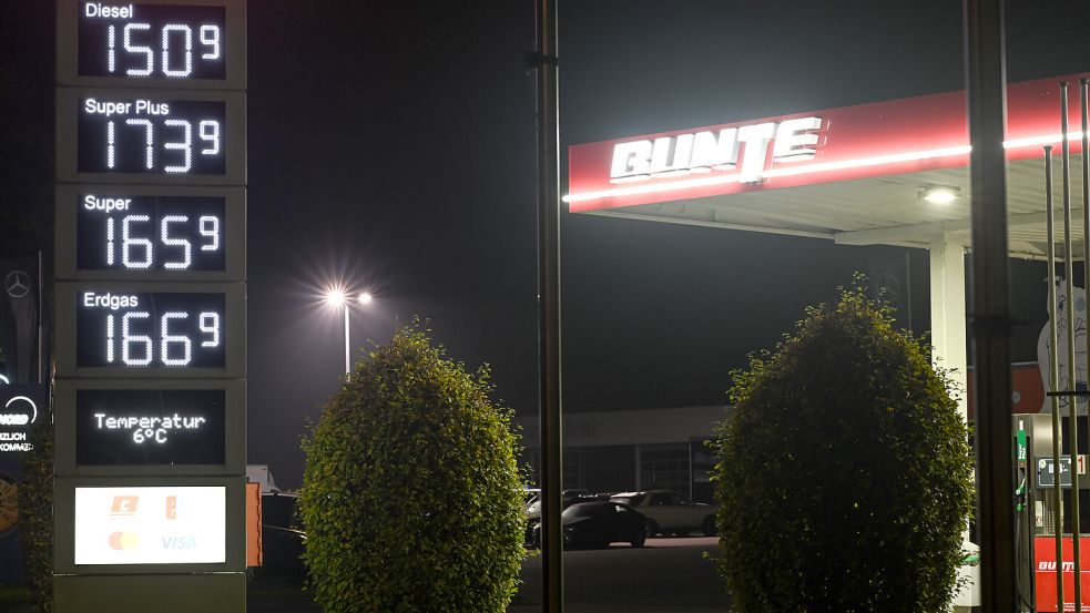 An deutschen Tankstelle zeigt der Preis für Sprit wieder nach oben. Foto: dpa/Lars Penning