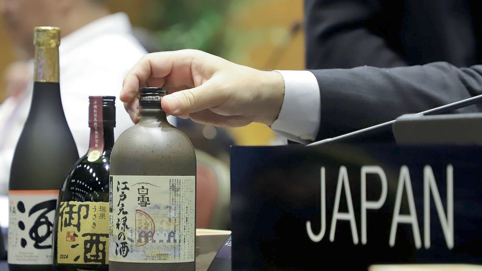 Japanischer Sake auf dem Tisch der japanischen Delegation während der Unesco-Welterbekonferenz in Asunción. Foto: Marta Escurra/AP