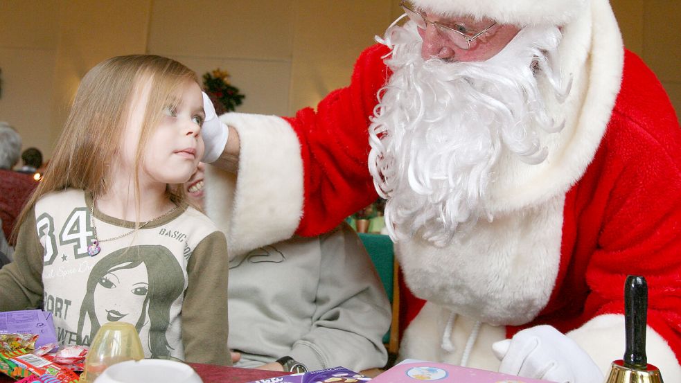 In vielen Familien schlüpfen Eltern, Verwandte oder Bekannte an Nikolaus und Weihnachten in die Rolle der magischen Geschenkeverteiler. Foto: dpa/Martin Schutt