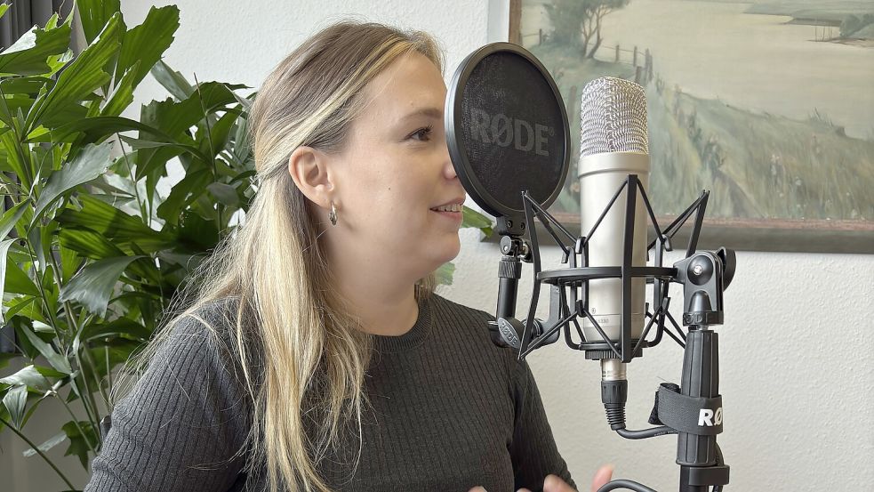 Journalistin Kristina Groeneveld bei der Aufnahme des ersten Podcasts für die Frau am Freitag. Foto: Noglik