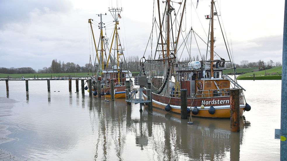 Hochwasser im Greetsieler Hafen: In den vergangenen Jahren haben sich Anblicke wie diese gemehrt. Das soll sich perspektivisch ändern. Foto: Wagenaar