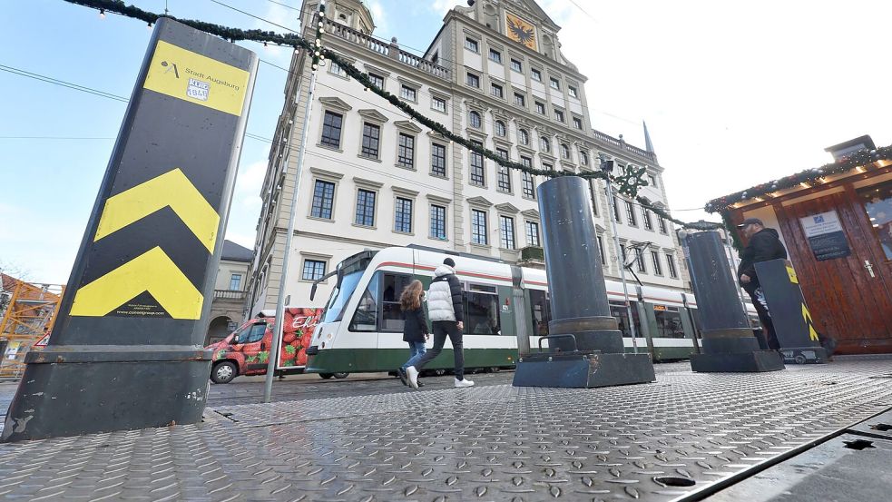 Der Christkindlesmarkt in Augsburg ist unter anderem mit Pollern gesichert. Foto: Karl-Josef Hildenbrand/dpa