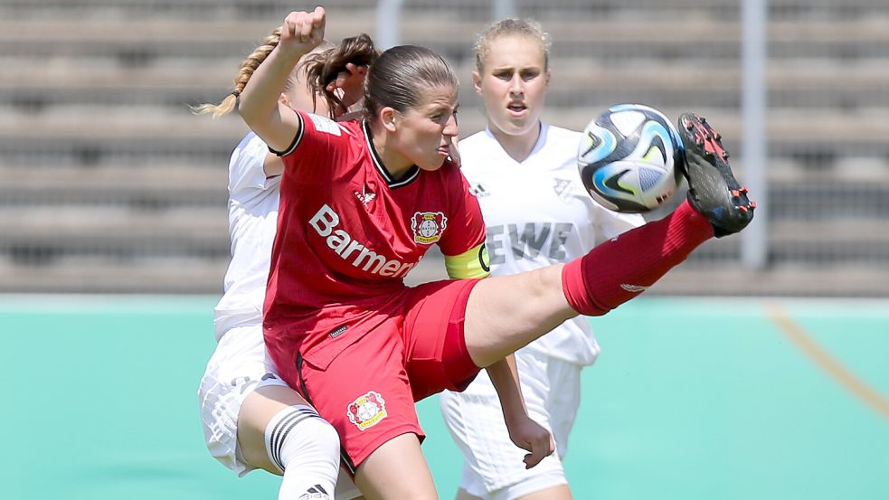 Im Juni 2023 behielt Bayer Leverkusen (vorne Sina Frank) im DM-Finale die Oberhand. Jetzt ist die SpVg Aurich (hinten Ana-Carolin Hoffmann) leicht favorisiert. Foto: Doden