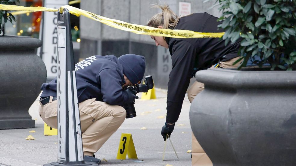 Die Polizei hat zahlreiche Hinweise erhalten. Foto: Stefan Jeremiah/AP/dpa