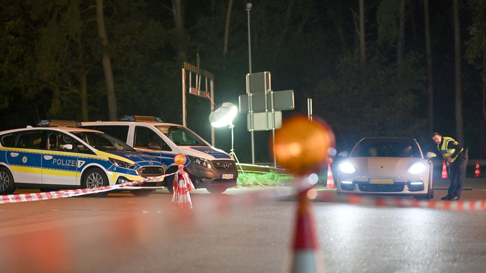 Die Bundespolizei kontrolliert einen Pkw am Grenzübergang in Bad Bentheim. Foto: Penning/DPA