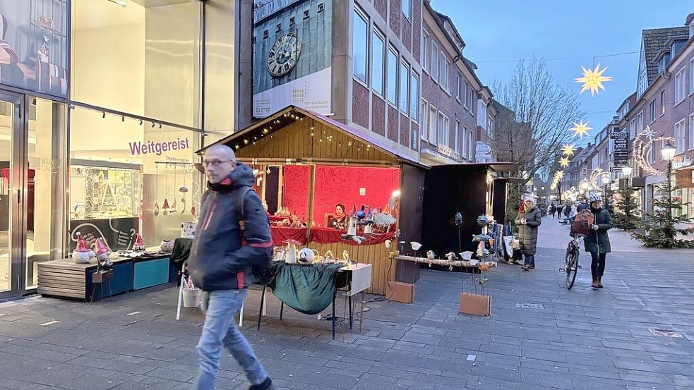 Am Freitagnachmittag, 6. Dezember, bummelten vereinzelt Interessierte beim Advent im Rathauskarree. Am Wochenende dürften noch mal mehr Besucher kommen. Fotos: Hanssen