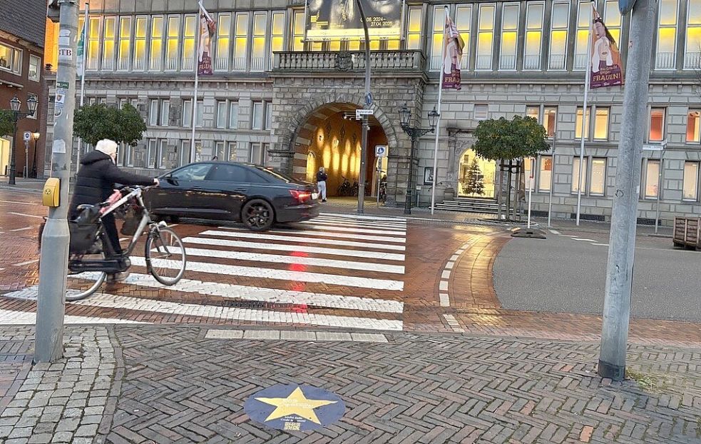 Ein Stern auf der Straße weist den Weg zum Rathauskarree und dem dortigen Adventsmarkt.