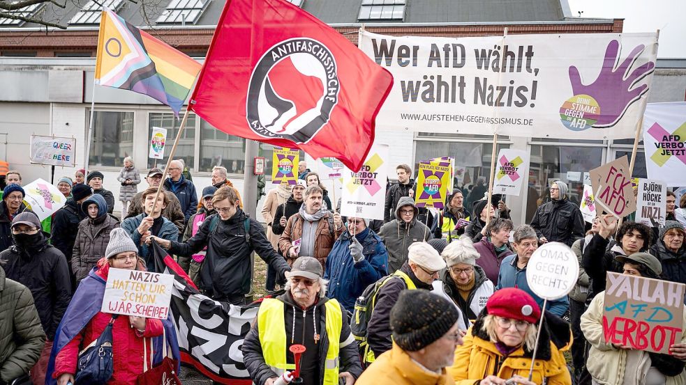 Vor der AfD-Bundesgeschäftsstelle im Norden Berlins demonstrieren etwa 200 Menschen lautstark gegen die Foto: Fabian Sommer/dpa