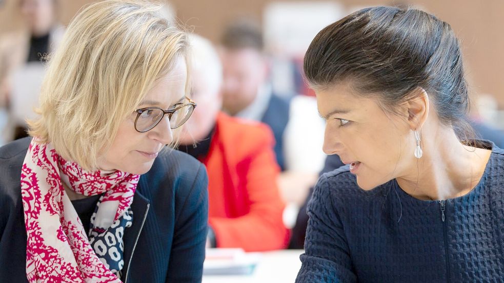 Thüringens BSW-Chefin Katja Wolf und Parteigründerin Sahra Wagenknecht zeigten sich nach einem Streit im Zuge der Koalitionsverhandlungen nun bei einem Landesparteitag versöhnlich. Foto: Michael Reichel/dpa