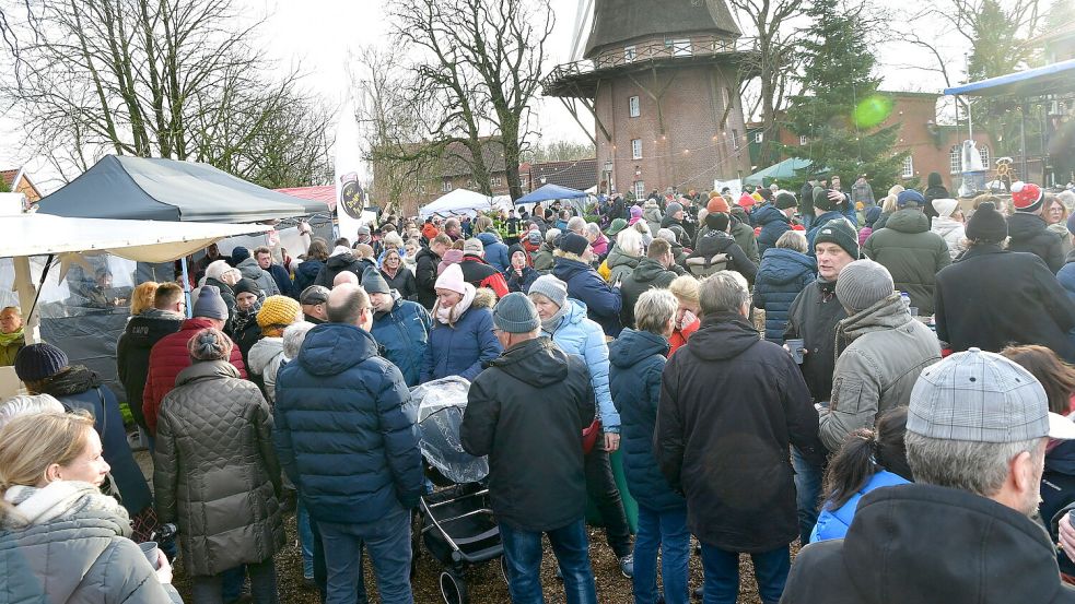 Der ehrenamtliche Weihnachtsmarkt in Hinte lockt am Samstag zahlreiche Besucherinnen und Besucher an. Foto: Wagenaar