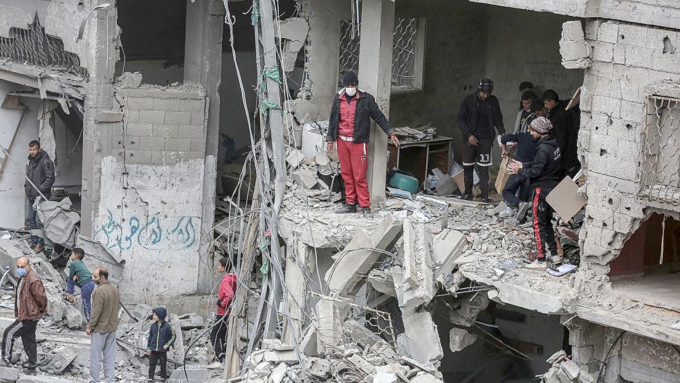 Bei einem israelischen Angriff auf ein Wohnhaus in dem Flüchtlingsviertel Nuseirat wurden nach palästinensischen Angaben mindestens 21 Menschen getötet. Foto: Omar Ashtawy Apaimages/APA Images via ZUMA Press Wire/dpa