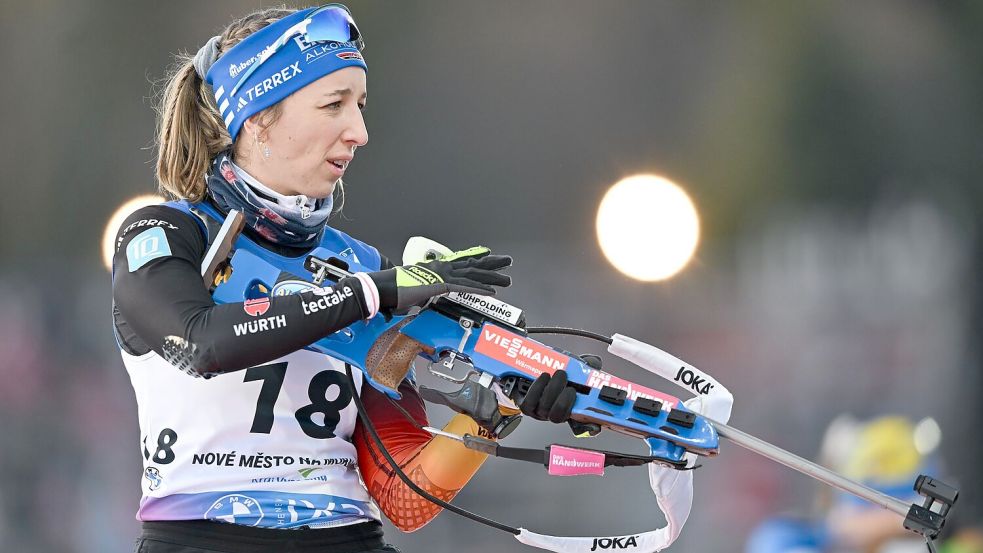 Franziska Preuß beendet den Sprint wieder unter den Top Ten. Foto: Hendrik Schmidt/dpa