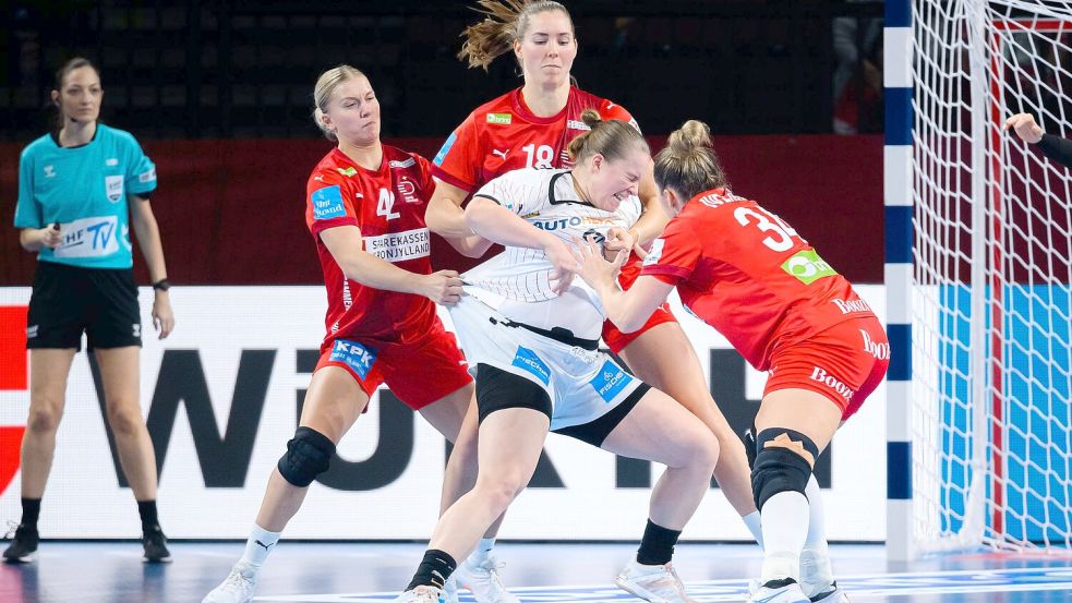 Die deutschen Handballerinnen haben das EM-Hauptrundenspiel gegen Dänemark verloren. Foto: Marco Wolf/dpa