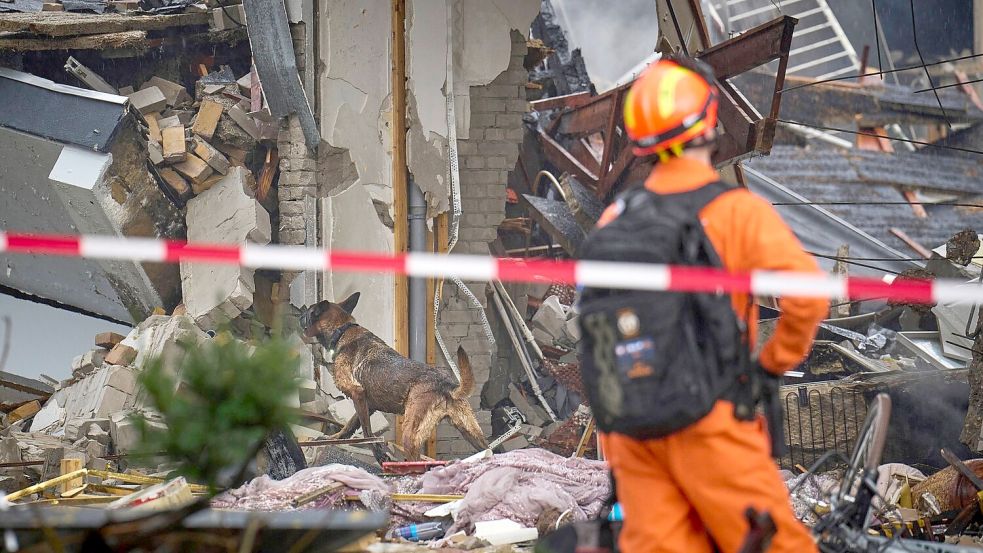 Die Suche nach weiteren Opfern wird unter Hochdruck fortgesetzt. Foto: Phil Nijhuis/AP/dpa