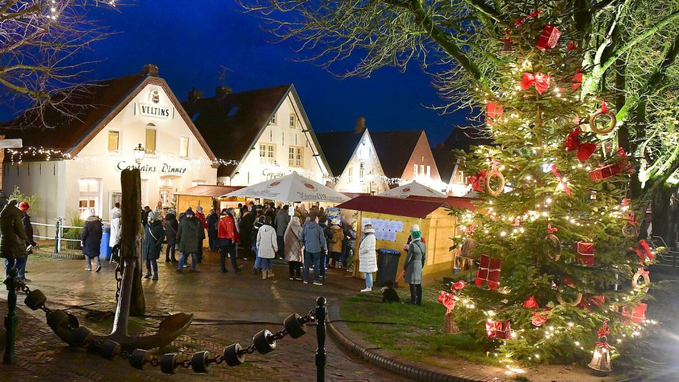 Auf dem Marktplatz beim Hafen in Greetsiel ist der „Lüttje Greetmer Wiehnachtsmarkt“. Foto: Wagenaar