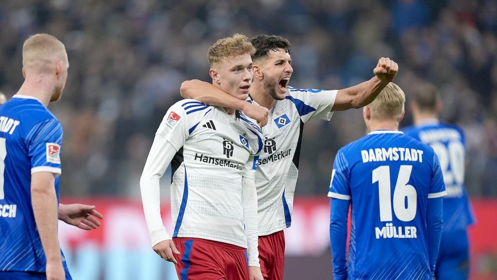 Hamburgs Torschütze Adam Karabec (l) jubelt nach seinem Treffer zum 2:1 mit Hamburgs Daniel Elfadli. Foto: Marcus Brandt/dpa