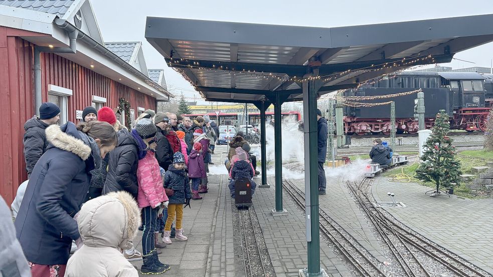 Vom Bahnhof der Minibahn fährt eine kleine Dampflok los. Viele Kinder warten auf die nächste Fahrt. Foto: Hanssen