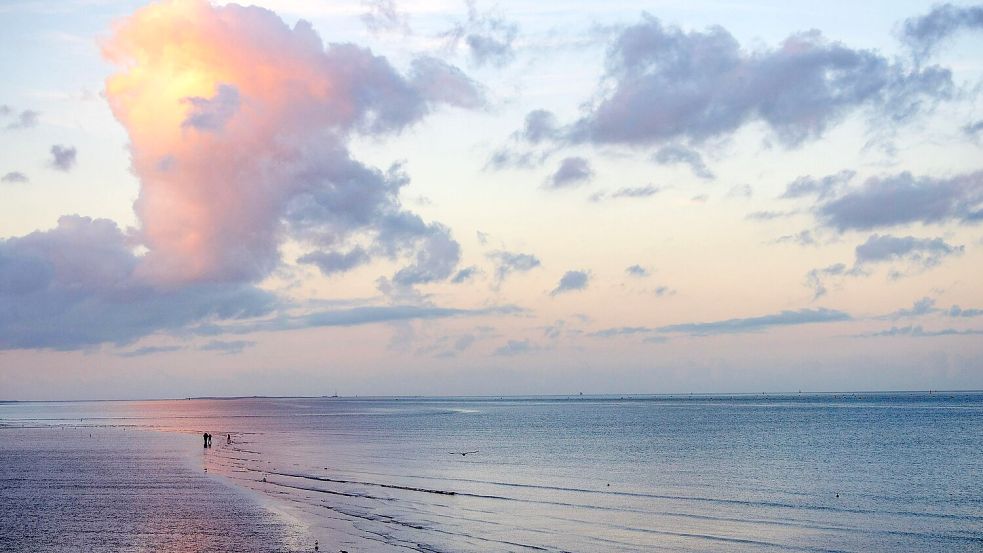 Wie warm oder kühl es auf der Erde ist, hängt auch von den Wolken ab. (Archivbild) Foto: Sina Schuldt/dpa