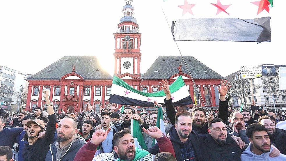 Freudenfeiern syrischer Flüchtlinge gab es in mehreren deutschen Städten am Sonntag. Foto: Dieter Leder/dpa