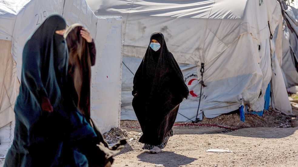 Viele Frauen in den Flüchtlingslagern Al-Hol und Roj in Syrien sind bis heute Anhängerin der Ideologie der Terrormiliz Islamischer Staat (IS) und erziehen auch ihre Kinder entsprechend. Foto: Baderkhan Ahmad/AP/dpa