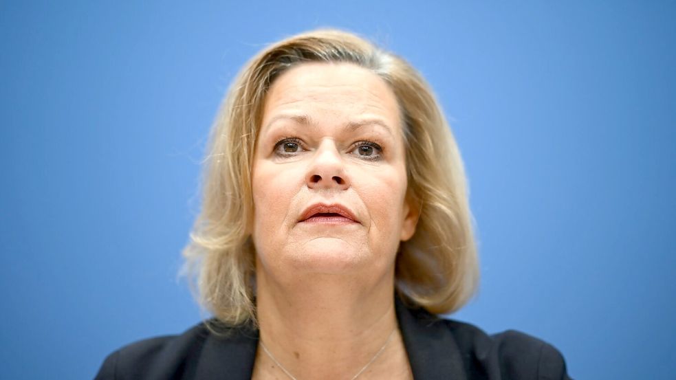 Bundesinnenministerin Nancy Faeser (SPD) hält sich derzeit in London auf. Bei ihren Gesprächen dort geht es vor allem um das Geschäft von Schleuserbanden, die irreguläre Migranten auf unsicheren Booten nach Großbritannien bringen. (Archivbild) Foto: Sebastian Gollnow/dpa