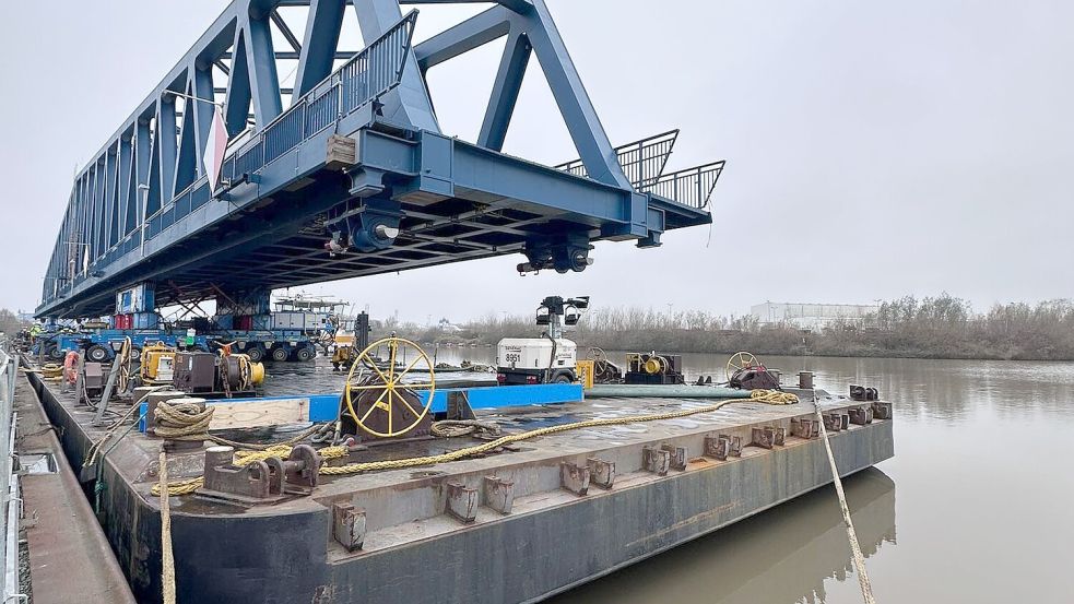 Am Sonntag ist das 145 Meter lange Brückenteil mit zwei ferngesteuerten Schwerlasttransportern auf zwei Pontons gefahren worden. Am Dienstagmorgen soll das Brückenteil über die Ems zur Baustelle der Friesenbrücke gebracht werden. Foto: Nautitec/Georg Haase