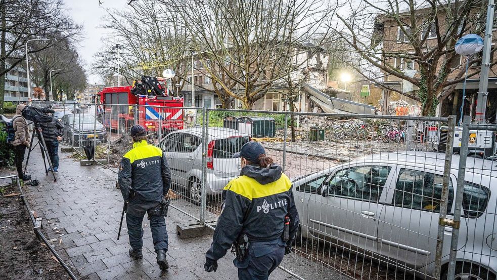 Am frühen Samstagmorgen hatte es bei dem dreistöckigen Mehrfamilienhaus zwei Explosionen gegeben. Foto: Josh Walet/ANP/dpa