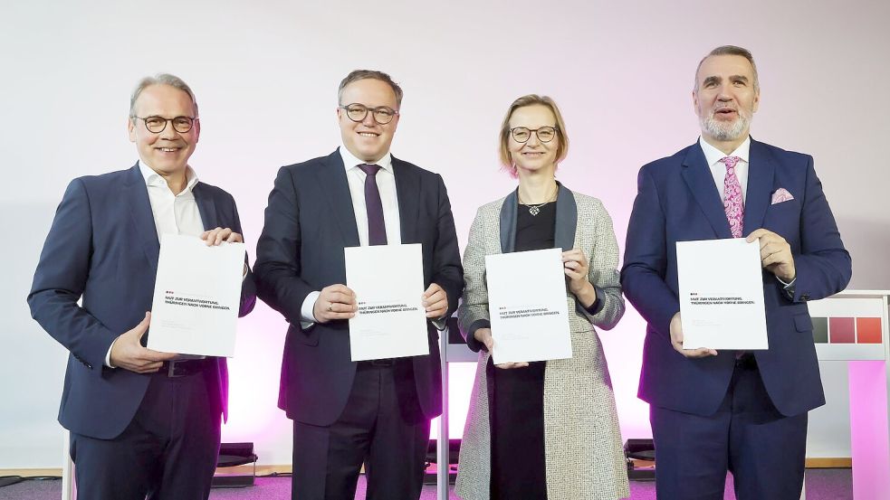 Koalitionsvertrag von CDU, BSW und SPD in Thüringen perfekt Foto: Bodo Schackow/dpa