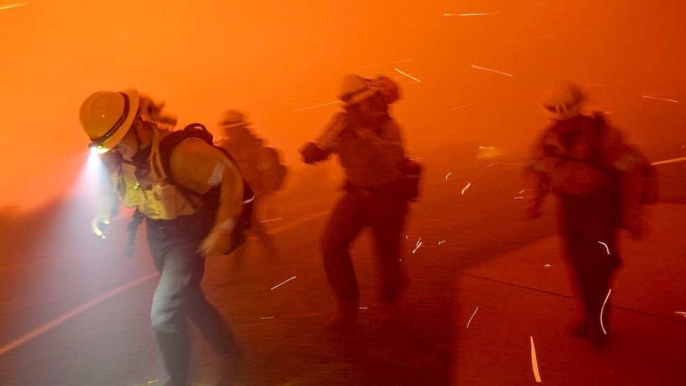 Im kalifornischen Malibu kämpft die Feuerwehr gegen einen rasch wachsenden Waldbrand. Foto: Jae C. Hong/AP/dpa