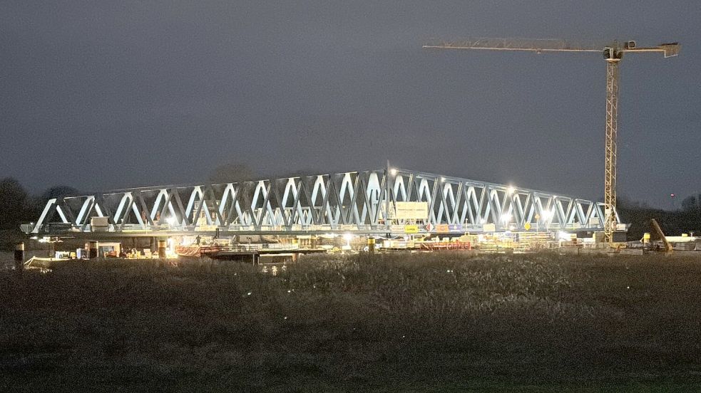 Das 145 Meter lange Brückenteil ist von Schleppern auf zwei Spezialpontons zur im Bau befindlichen Friesenbrücke gefahren worden. Foto: Ammermann