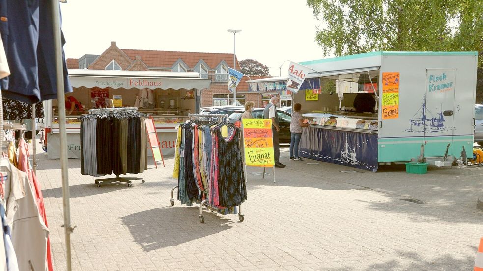 Der Markt in Warsingsfehn wird immer donnerstags aufgebaut. Außer Bekleidung, dem Fisch- und dem Geflügelstand gibt es weitere Anbieter, unter anderem mit Blumen und Honig. Foto: Lüppen/Archiv